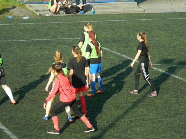 Dziewczyny zagrały w nożną