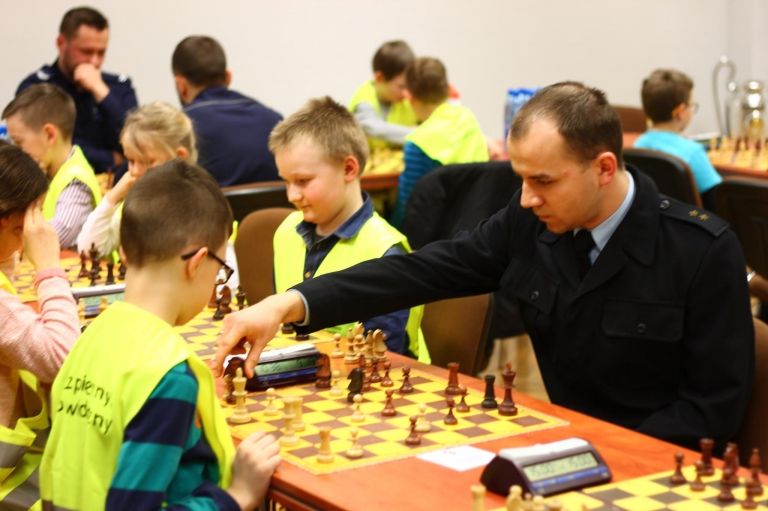 Dzieci zagrały z mundurowymi w szachy