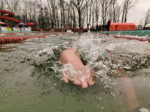 Zimowe pływanie 40 km na 40-lecie OSiR Skałka